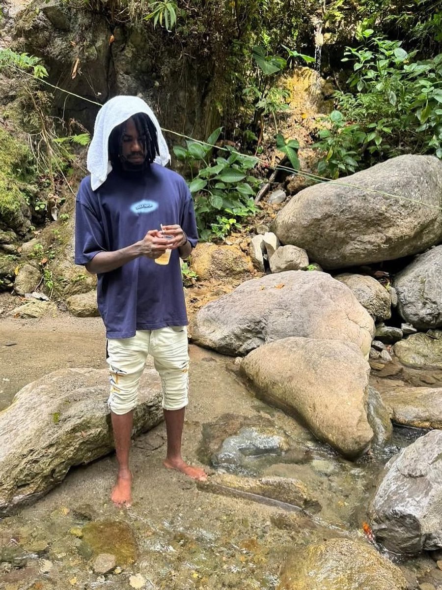 Alkaline enjoying Jamaica 🇯🇲👏