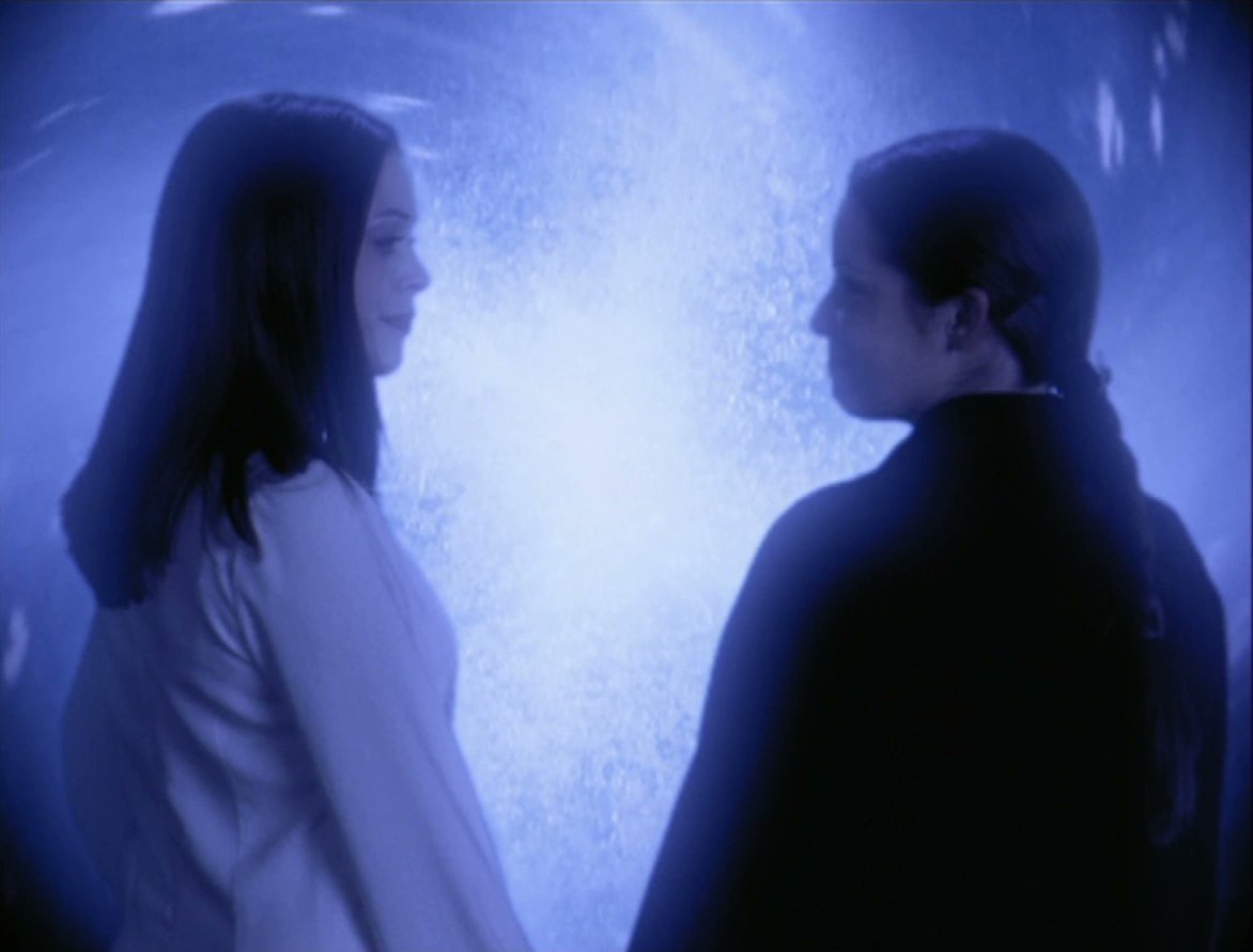 itsRoJay's tweet photo. *whispers* let me be messy and show yall how Piper mourned each of her sisters. LOL #Charmed https://t.co/JRfw3CqFCN