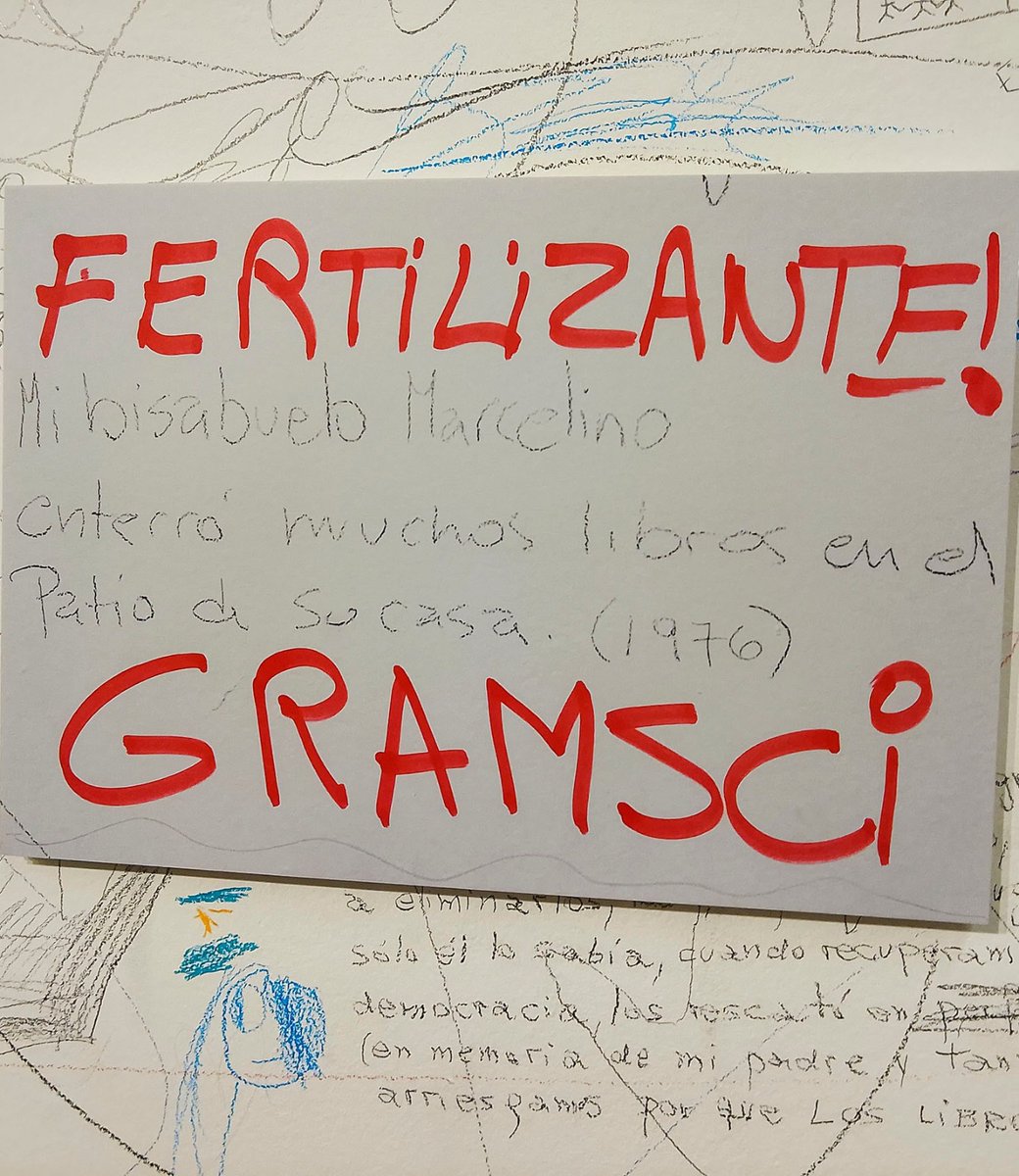 Estebanddo's tweet image. En Rosario escracharon una muestra en la biblioteca municipal, pero a mi me costó en rato entender si era a favor o en contra
JOVENES LEAN ESTUDIEN GRAMSCI PURO tal cual