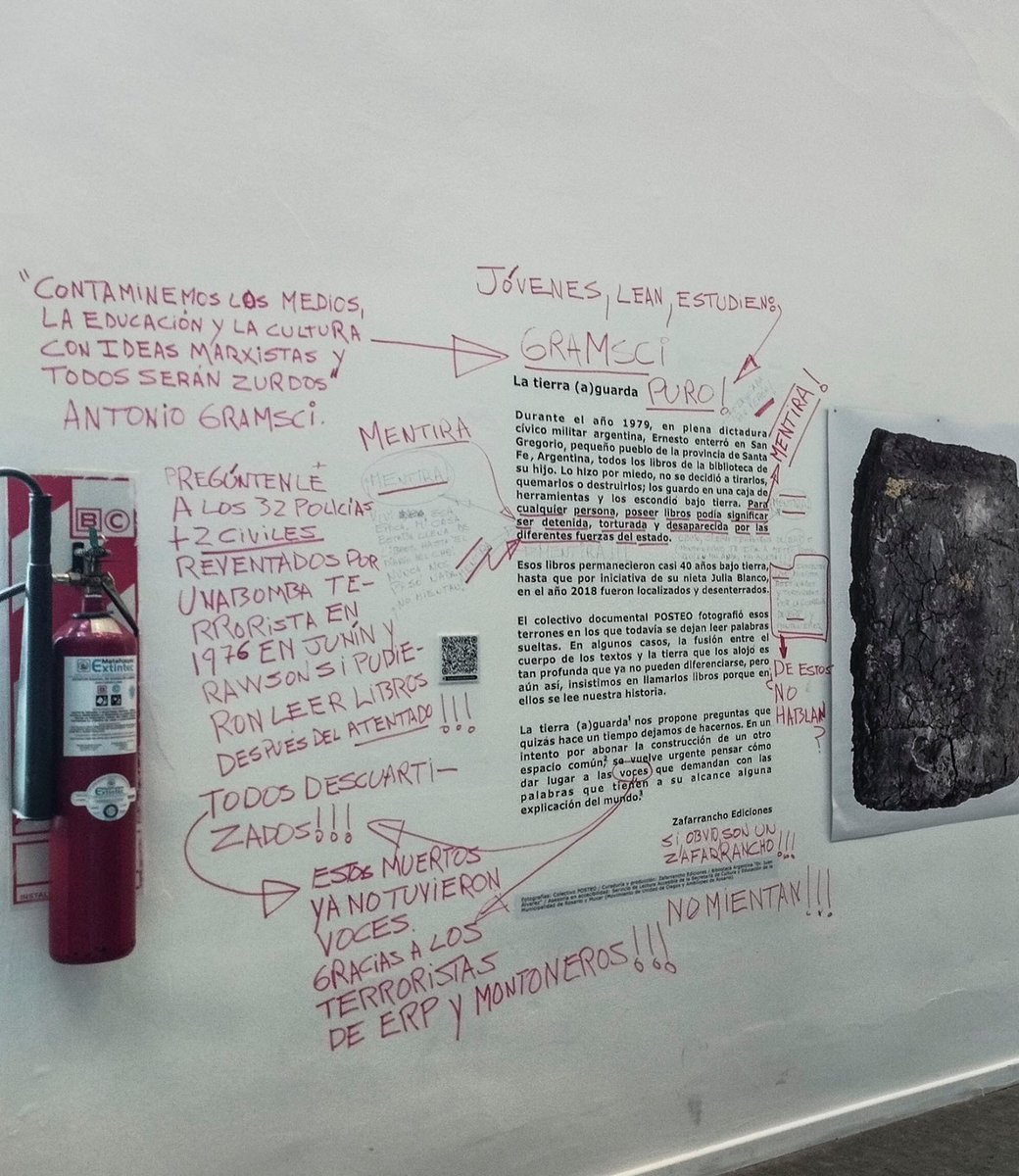 Estebanddo's tweet image. En Rosario escracharon una muestra en la biblioteca municipal, pero a mi me costó en rato entender si era a favor o en contra
JOVENES LEAN ESTUDIEN GRAMSCI PURO tal cual