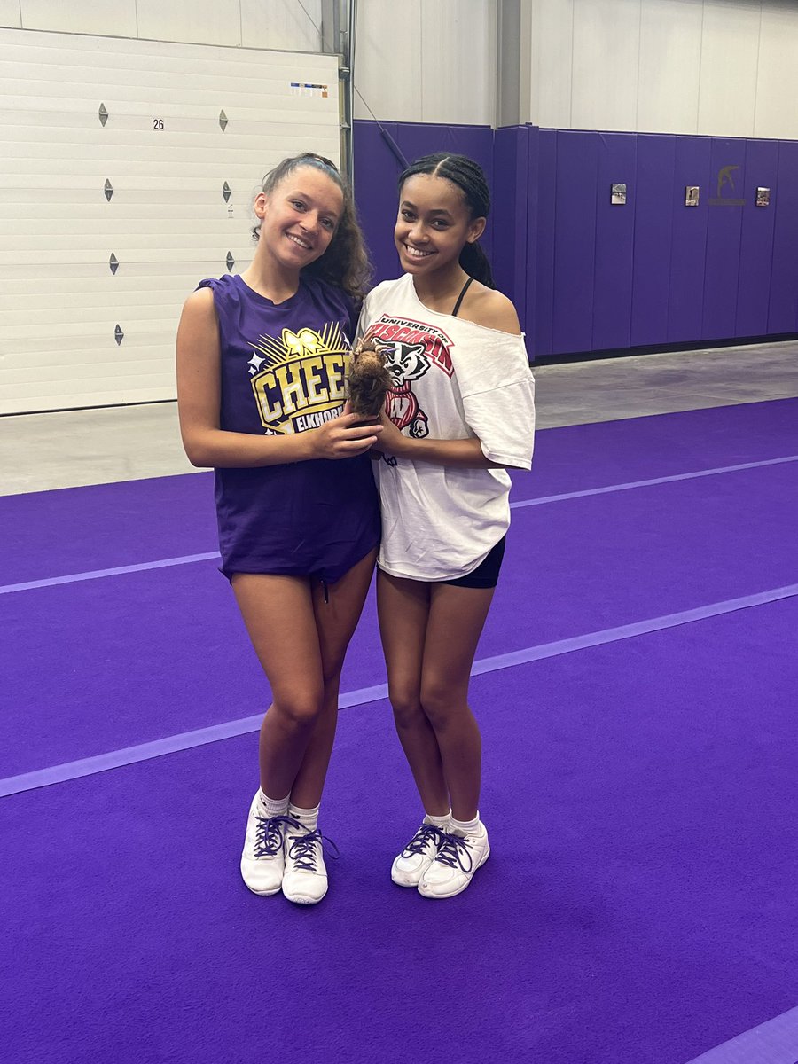 Jules passed Elma to Mariama!!!! 
💜💛🤍🦌📣🎀⭐️
