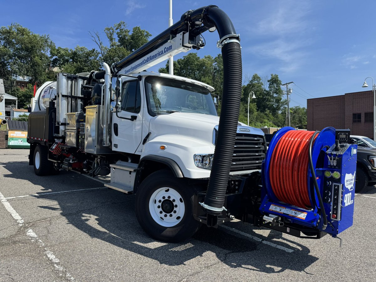 SenRobinsonPA's tweet image. I was happy to help Char-West Council of Governments secure this new Combination Vacuum Hydro Jet Sewer Truck. Built in Dixon, Il, this state-of-the-art machine will help in flood mitigation and relieve sewer issues for at least 12 communities in our region and PennDOT.