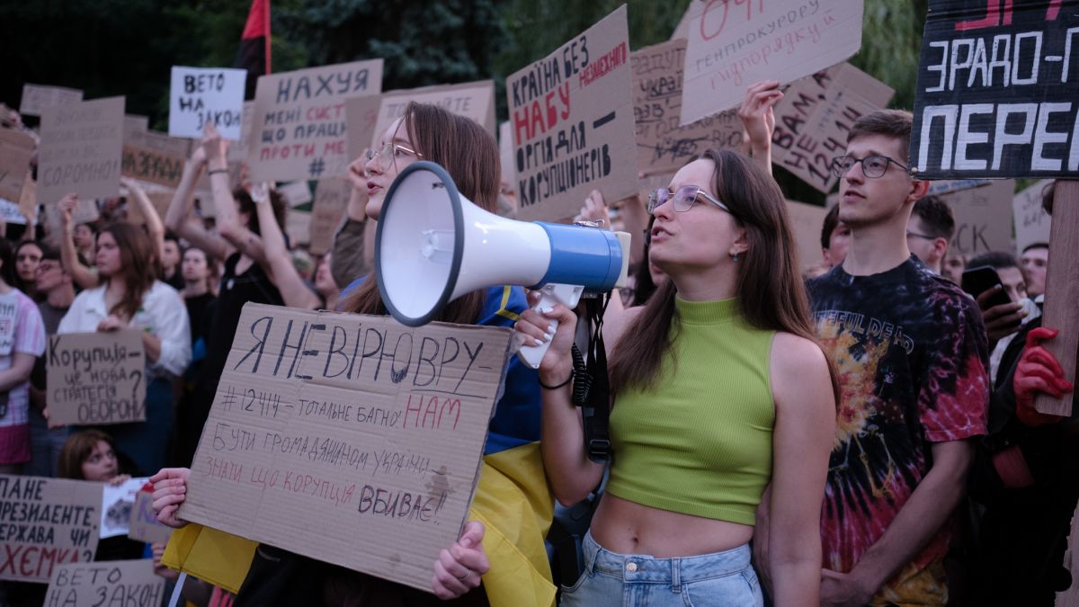 Меган Моббс сделала крайне правильное заявление:

"Многие вещи могут быть верными одновременно:

1. Во всех войнах существует напряжённость между требованиями безопасности и сохранением демократии.

2. В любом правительстве политический контроль над расследованиями опасен.

3.