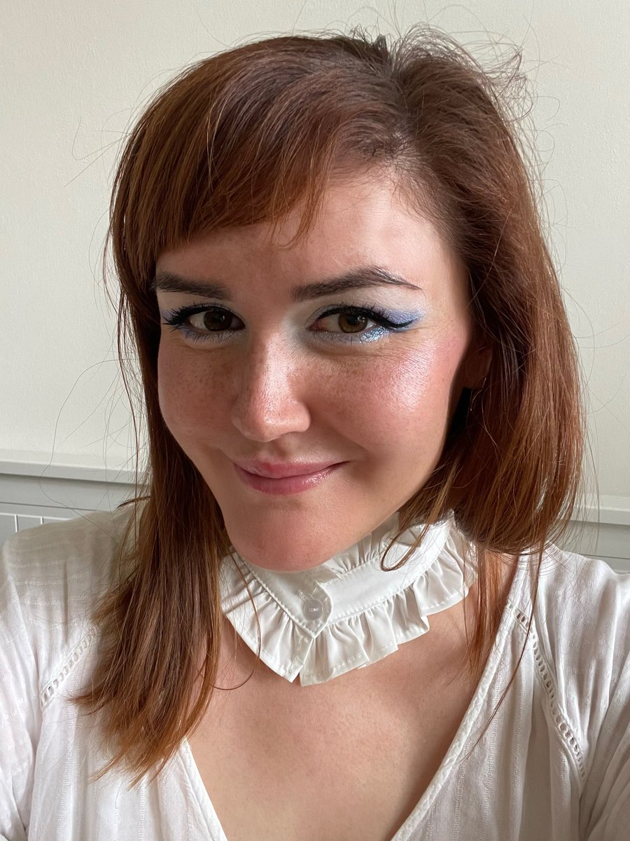 Сегодня нарисовала себе чутка очень лайтовых веснушек, очень няшно получилось, по-моему