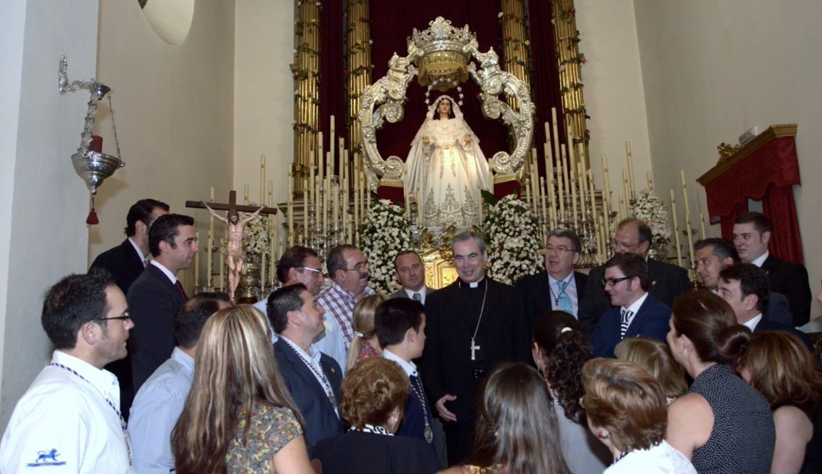 👑 CORONACIÓN • Un 24 de julio, pero de 2012, el Obispado de Málaga anunciaba la aprobación del decreto de Coronación la Virgen del Rocío. Esta fecha cambiaría para siempre la Historia de nuestra Hermandad. 
🧵‼️ ¿Quieres saber más sobre este acontecimiento? 👇🏼
#CofradíasMLG