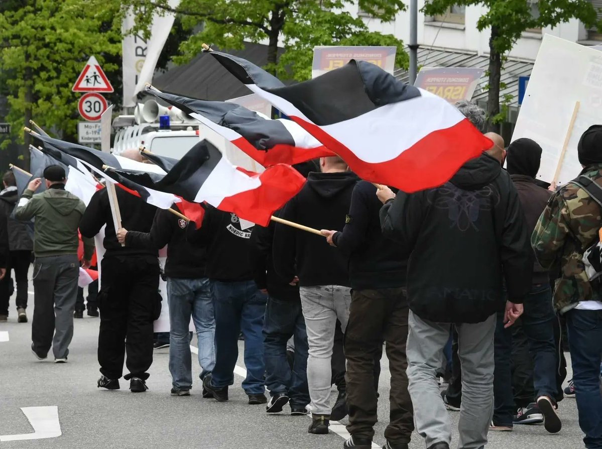 Die Bürgermeisterin von Spremberg, Christine Herntier, schlägt Alarm - die Stadt sei fast in der Hand von Rechtsextremen. Nun regt sich Widerstand - gegen die Bürgermeisterin - vorneweg die Faschisten von der AfD. tagesspiegel.de/potsdam/brande…