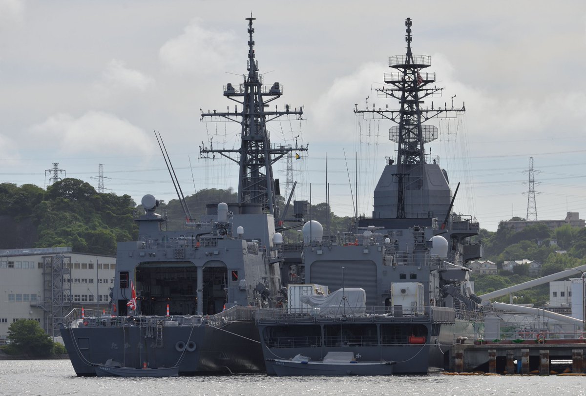 tomcat_alte's tweet photo. 7/18 横須賀基地の続きです。
護衛艦「たななみ」と試験艦「あすか」の後ろ姿が見えてきました。
「あすか」の後部にあるのはレールガンか!😃カバーかかってますが💦
コンテナやケーブルを見るとエヴァのヤシマ作戦・陽電子砲を思い浮かべてしまう・・・💦
#横須賀基地
#DD110
#ASE6102 https://t.co/iEnwA5E37k