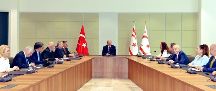 KonLoukopoulos's tweet image. ΚΡΙΣΙΜΗ ΕΡΩΤΗΣΗ ZHTAEI ΑΠΑΝΤΗΣΗ:
Πως μετέβησαν τα μέλη του &quot;Ελληνοτουρκικού Φόρουμ&quot; στην κατεχόμενη Λευκωσία για να επισκεφθούν  τον κατοχικό Τ/Κ ηγέτη Ερσίν Τατάρ; Μήπως λέω...μήπως μέσω Τουρκίας έφθασαν στο παράνομο Αεροδρόμιο Ερτζάν στην Τύμπου; Οπότε Έλληνες πήγαν στα…