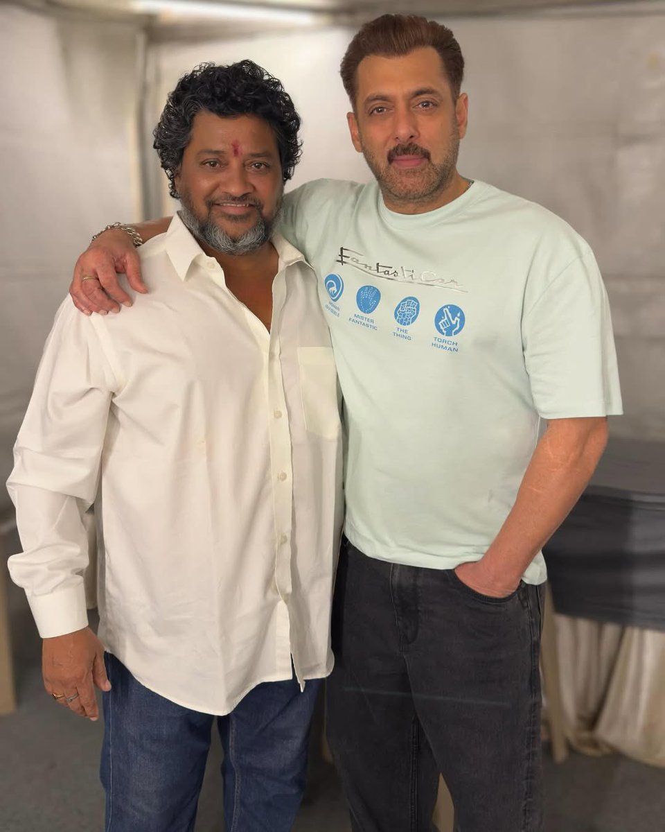 Only_4Salman's tweet image. Latest Pic of Megastar #SalmanKhan
Kaha gaye wo motherboard jo bhai ke fitness ka gyan de rahe the ๐คก Jhula jhulo BAAP ko mat Bhulo ๐
@BeingSalmanKhan #BattleOfGalwan