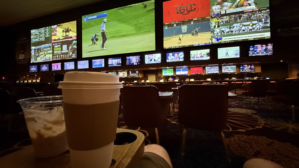 TangaroaJoel's tweet image. The sportbook in the morning at Vegas, after a long night, is simply the calmest place in Vegas. No music blasting, dim lights, hardly anyone here, and this morning they are playing golf over the speakers. So relaxed right now.