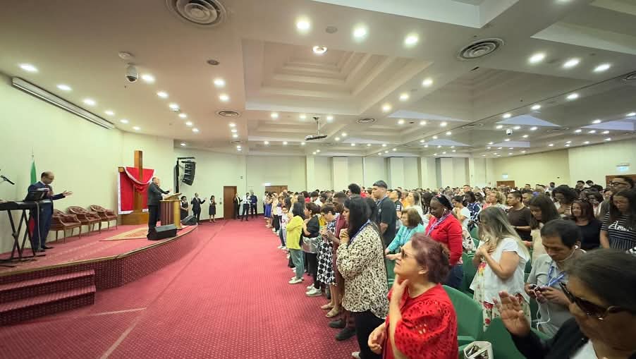 IgrejaUniversal's tweet image. Em viagem missionária pela Europa, o Bispo Edir Macedo, de 80 anos, esteve na Itália e realizou no domingo (20) o “Encontro das Famílias”. 
Cerca de 800 pessoas participaram da reunião em Milão, que foi marcada por orações, momentos de reflexão e uma mensagem poderosa sobre o…