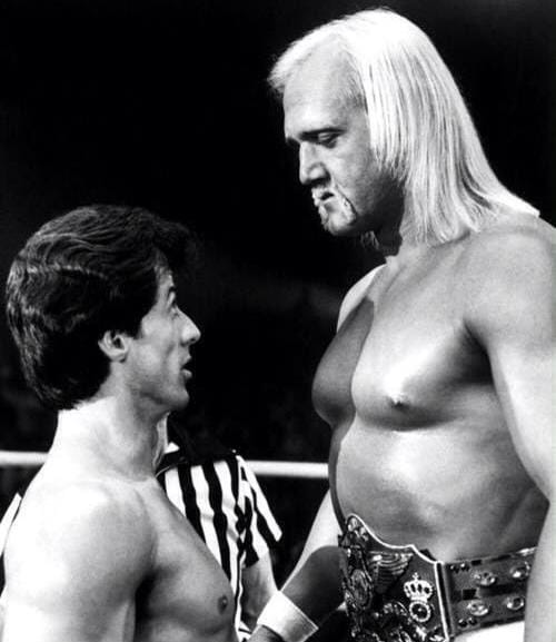 Turco84_'s tweet image. Ha muerto el mítico Hulk Hogan a los 71 años. En la imagen junto a Sylvester Stallone en "Rocky III" (1982).
DEP