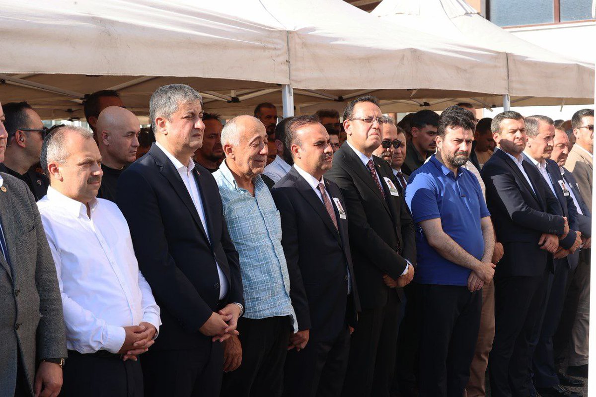 mfatihkacir's tweet image. Ormanlarımızı korumak için mücadele ederken şehit olan orman emekçisi kardeşlerimizden Enes Kızılyer’i Karabük'te dualarla ebediyete uğurladık.
Rabbim şehitlerimize rahmet eylesin.
Şehitlerimizin ruhları şad, makamları âli olsun.
Milletimizin başı sağ olsun.🇹🇷
