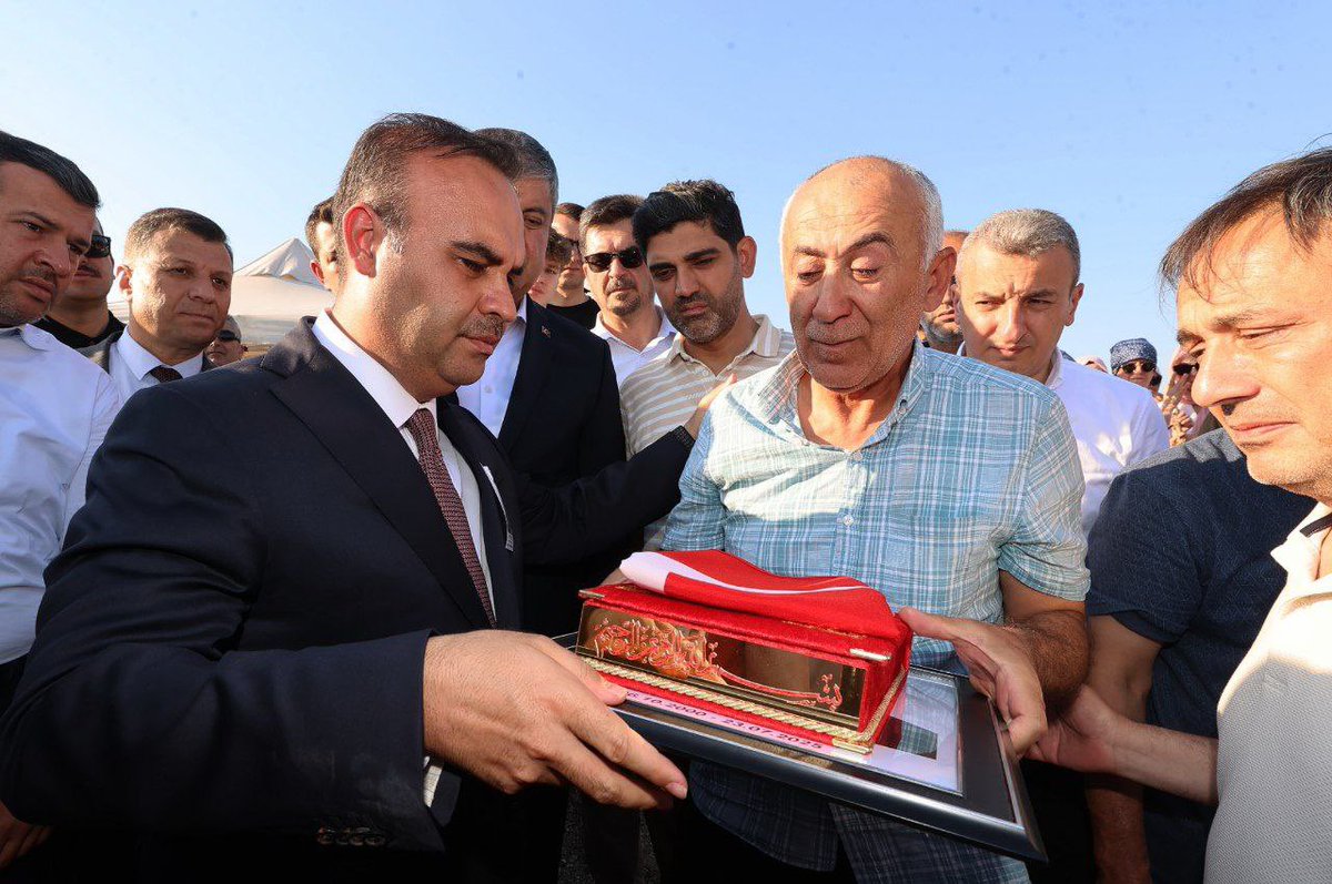 mfatihkacir's tweet image. Ormanlarımızı korumak için mücadele ederken şehit olan orman emekçisi kardeşlerimizden Enes Kızılyer’i Karabük'te dualarla ebediyete uğurladık.
Rabbim şehitlerimize rahmet eylesin.
Şehitlerimizin ruhları şad, makamları âli olsun.
Milletimizin başı sağ olsun.🇹🇷