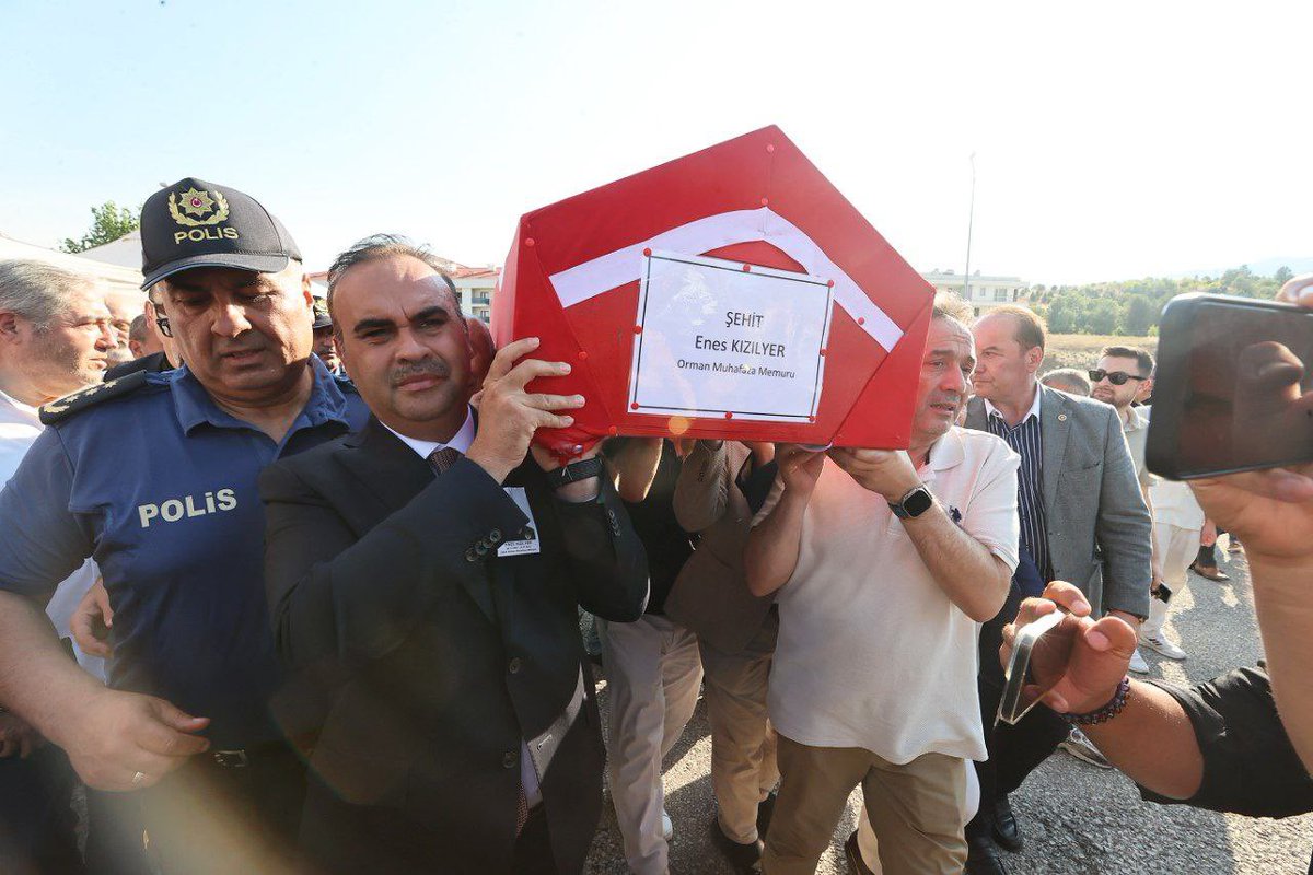 mfatihkacir's tweet image. Ormanlarımızı korumak için mücadele ederken şehit olan orman emekçisi kardeşlerimizden Enes Kızılyer’i Karabük'te dualarla ebediyete uğurladık.
Rabbim şehitlerimize rahmet eylesin.
Şehitlerimizin ruhları şad, makamları âli olsun.
Milletimizin başı sağ olsun.🇹🇷