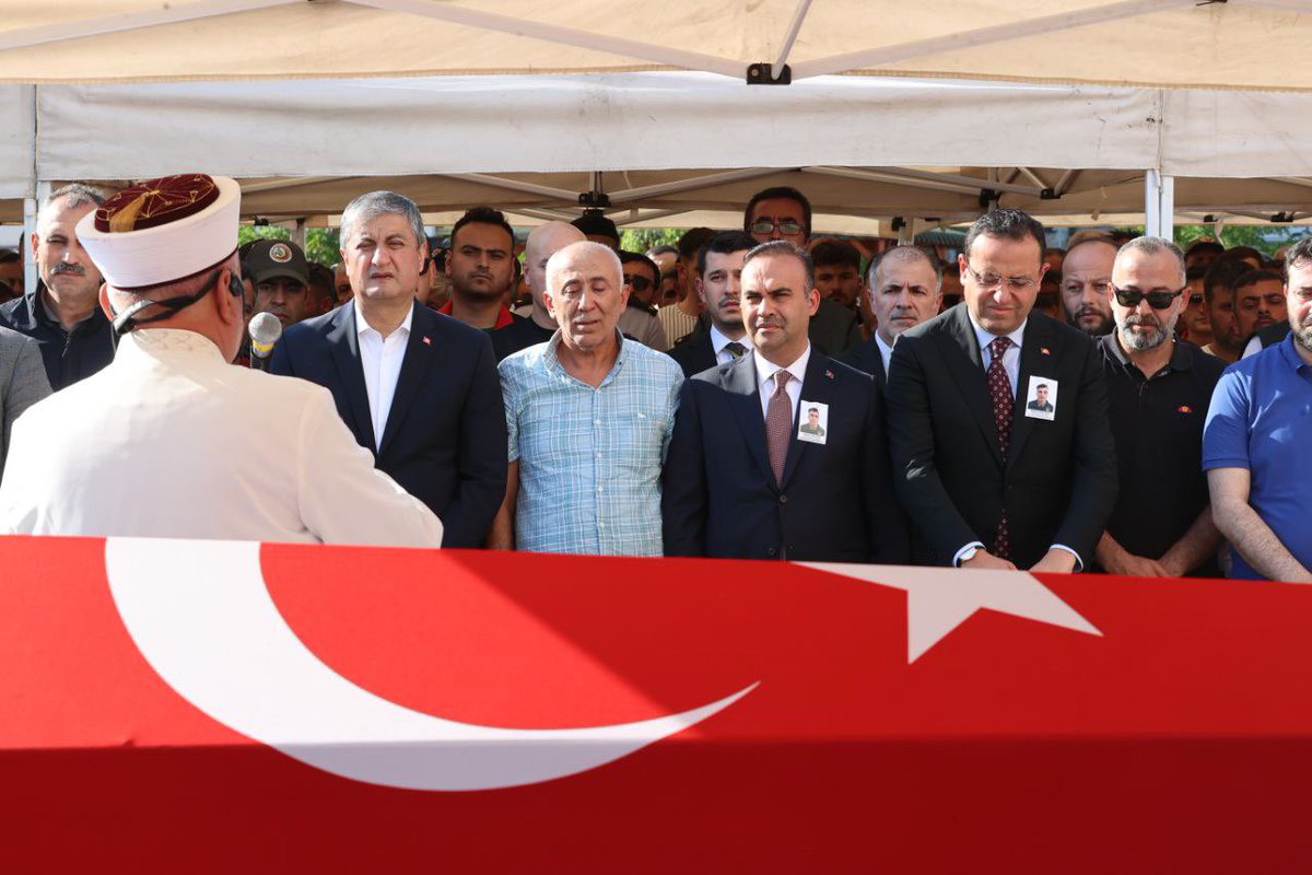 mfatihkacir's tweet image. Ormanlarımızı korumak için mücadele ederken şehit olan orman emekçisi kardeşlerimizden Enes Kızılyer’i Karabük'te dualarla ebediyete uğurladık.
Rabbim şehitlerimize rahmet eylesin.
Şehitlerimizin ruhları şad, makamları âli olsun.
Milletimizin başı sağ olsun.🇹🇷