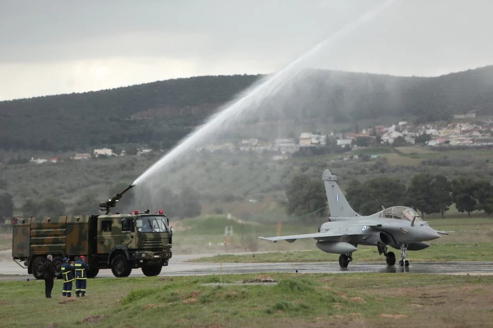 g_akis's tweet image. Όσο αφορά το θέμα "προμήθεια μαχητικών" θα πρέπει να θυμίσω ότι:
🇬🇷 και 🇫🇷 υπέγραψαν το 1ο συμβόλαιο για 18 μαχητικά Rafale τον Ιανουάριο 2021 με συμφωνία παραδόσεων 2022 και 2023
12 από αυτά δόθηκαν απευθείας από τη 🇫🇷 ΠΑ ως μτχ και τα επόμενα 6 θα ήταν νέας κατασκευής.…