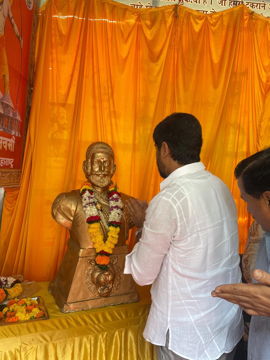 SidShirole's tweet image. वंदे मातरम् कार्यालयात झालेल्या स्वागत समारंभात आपल्या भागातील जनतेच्या प्रेमाचा व आपुलकीचा अनुभव घेतला.
आपल्या कार्याला दिशा देणाऱ्या अशा स्नेहपूर्ण भेटी मनाला नवी प्रेरणा देतात.
आपल्या विश्वासास कायम राखण्यासाठी सदैव कृतिशील राहू!
प्रसंगी श्री.विकास अण्णा हांडे,श्री.राजेशजी…