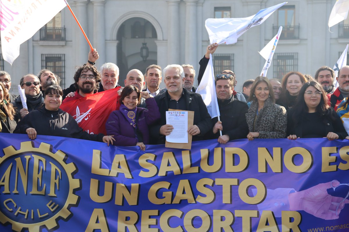 anefchile's tweet photo. 📢Esta mañana, junto a organizaciones sindicales del Sector Público y la @Cutchile, entregamos una carta al Presidente de la República para exigir el retiro del proyecto que modifica el Subsidio por Incapacidad Laboral, por ser un retroceso en la salud laboral y seguridad social. https://t.co/edFta4FV2A
