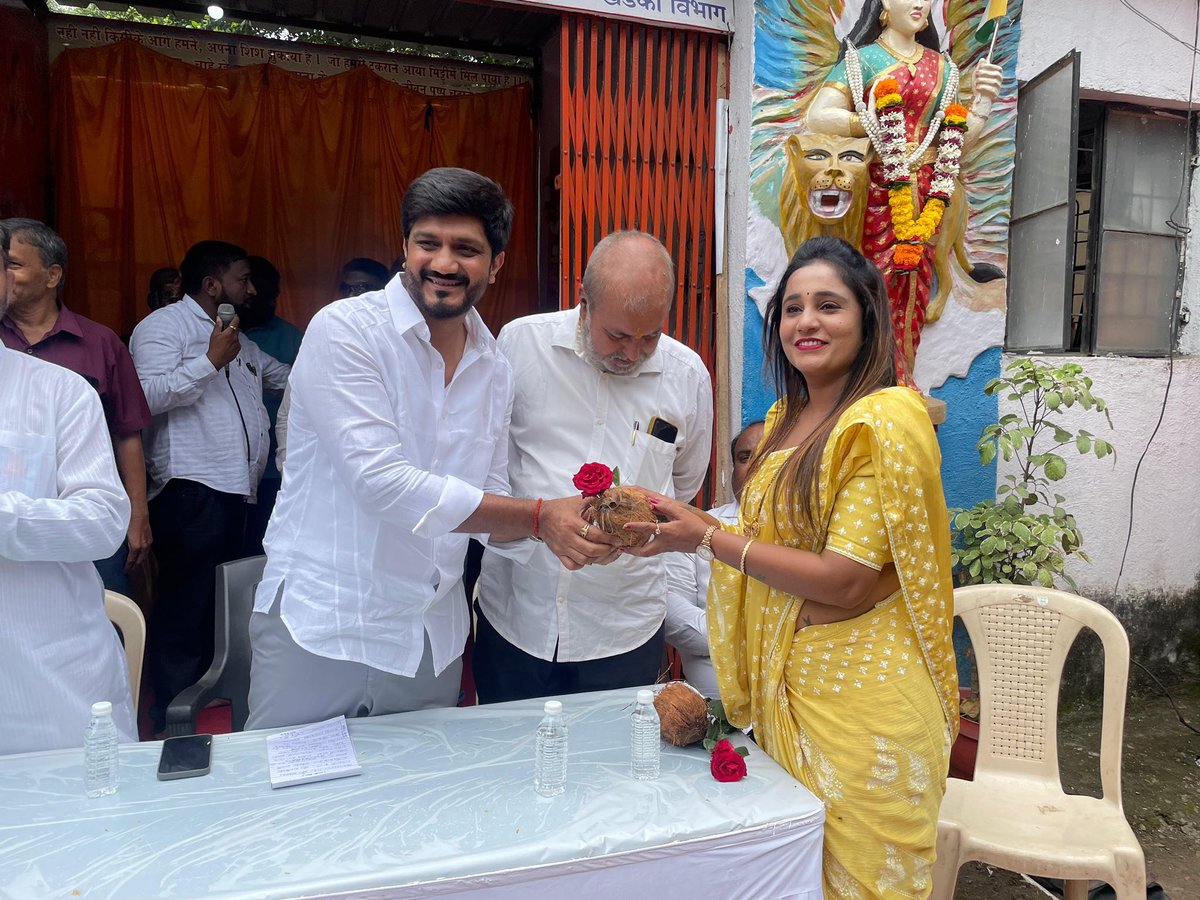SidShirole's tweet image. वंदे मातरम् कार्यालयात झालेल्या स्वागत समारंभात आपल्या भागातील जनतेच्या प्रेमाचा व आपुलकीचा अनुभव घेतला.
आपल्या कार्याला दिशा देणाऱ्या अशा स्नेहपूर्ण भेटी मनाला नवी प्रेरणा देतात.
आपल्या विश्वासास कायम राखण्यासाठी सदैव कृतिशील राहू!
प्रसंगी श्री.विकास अण्णा हांडे,श्री.राजेशजी…