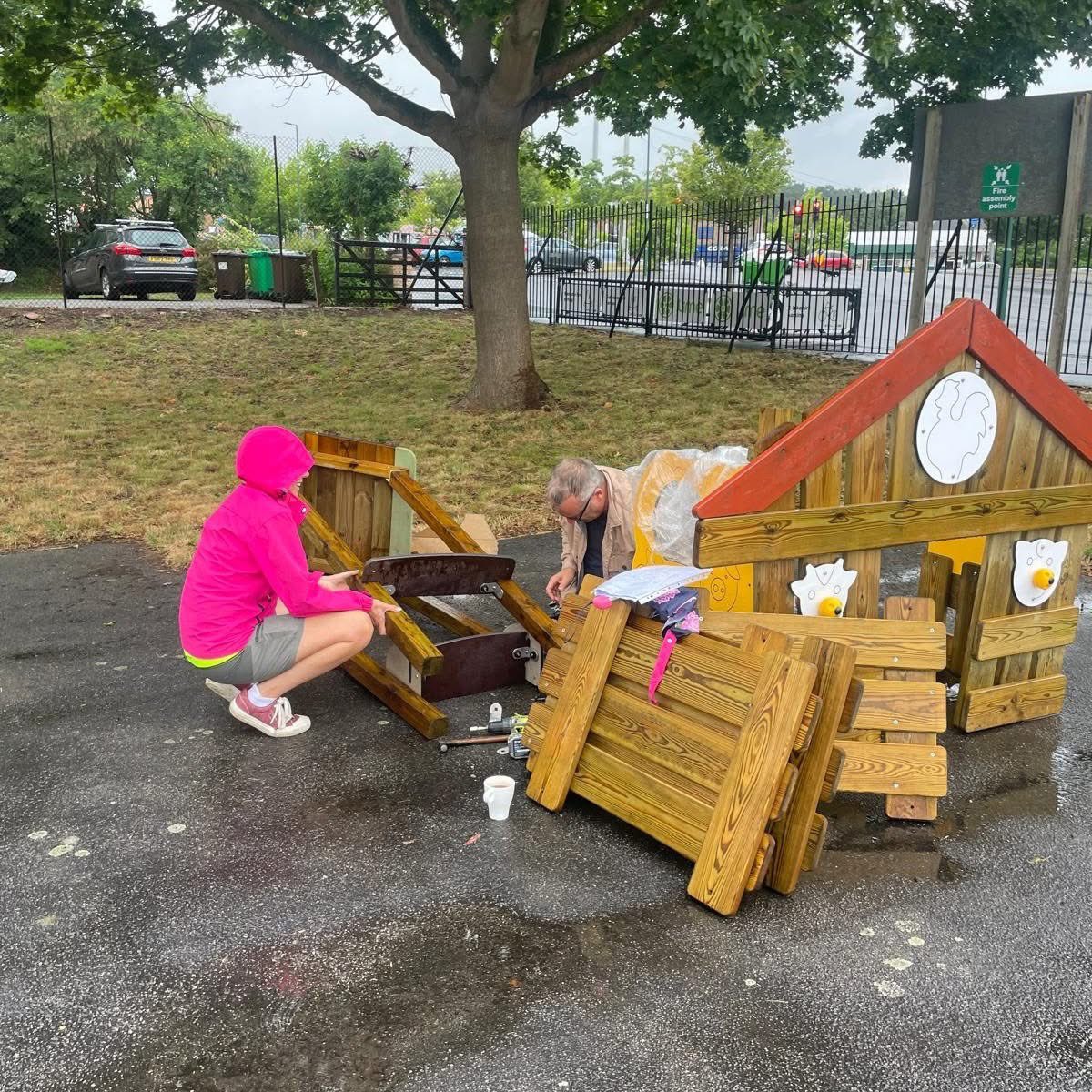 footprintscec's tweet image. We're planning the development of our outdoor areas, which wrap around the back and side of the centre.
We have made a start on this, as we have been gifted some amazing outdoor and inclusive play equipment by @Proludic, delivered and organised by Isla, Kerri and Joe! 🙏👣