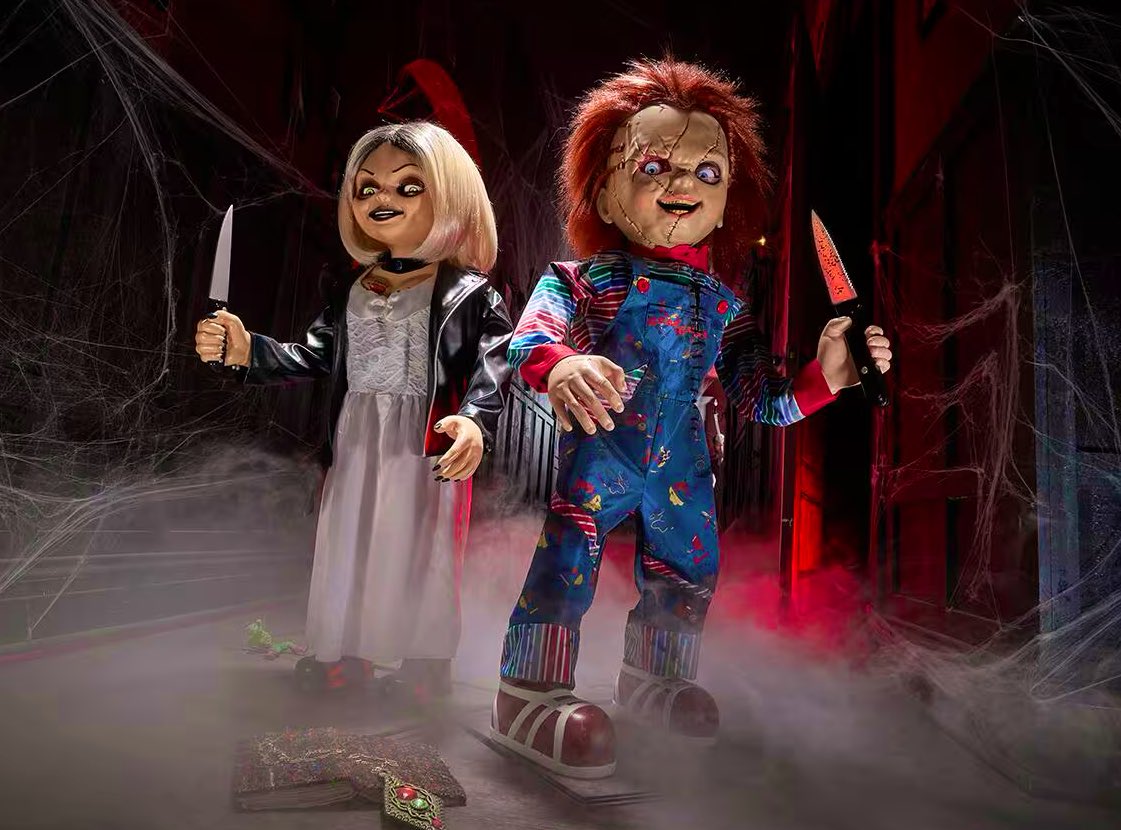 TheChuckyFan's tweet image. New look at the new Chucky and Tiffany Home Depot animatronics 🔜🔪🩸