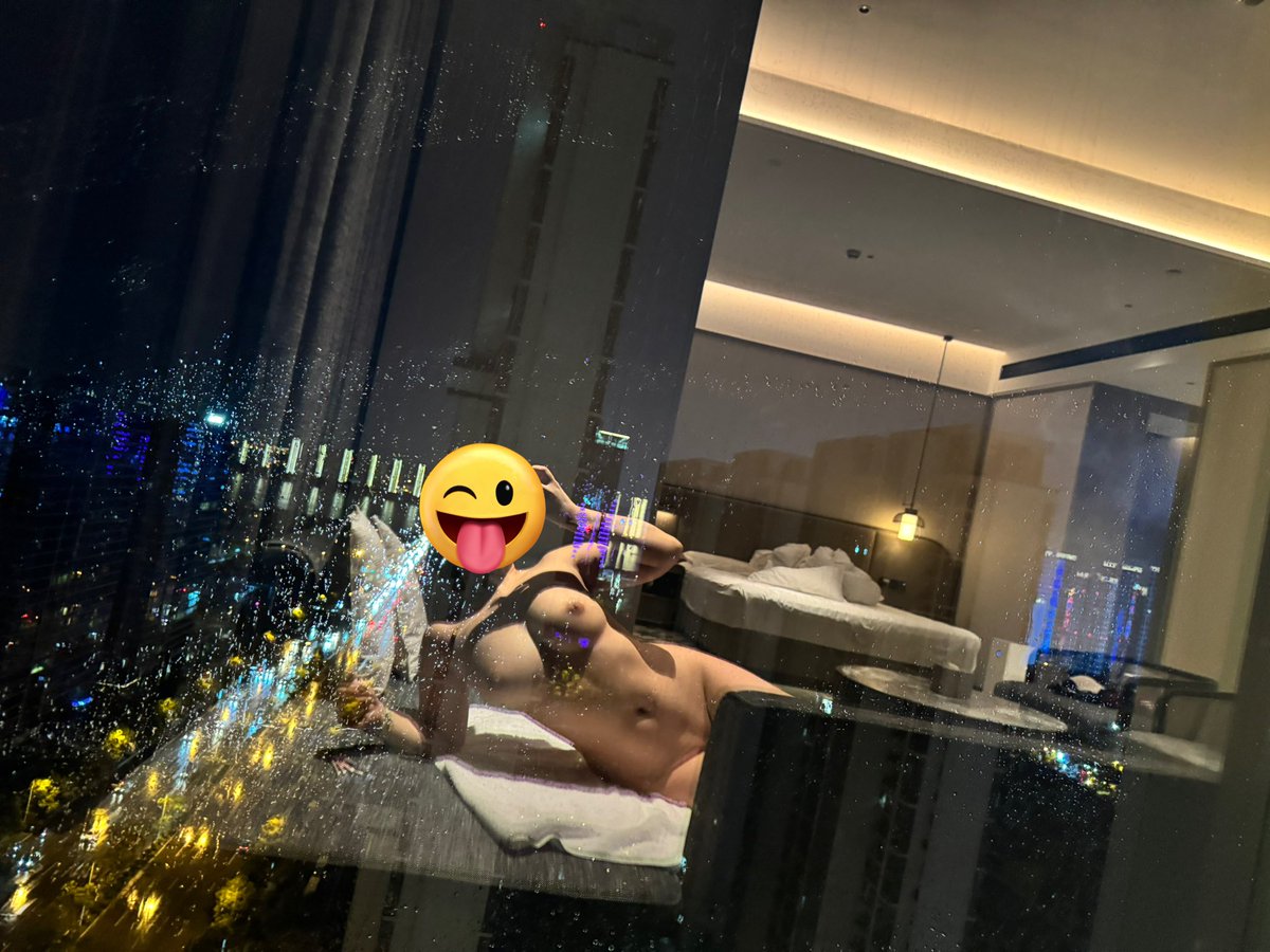 给我点赞的我会保佑你们找到一个胸和我一样大的女朋友 https://t.co/DkZFOdxZja