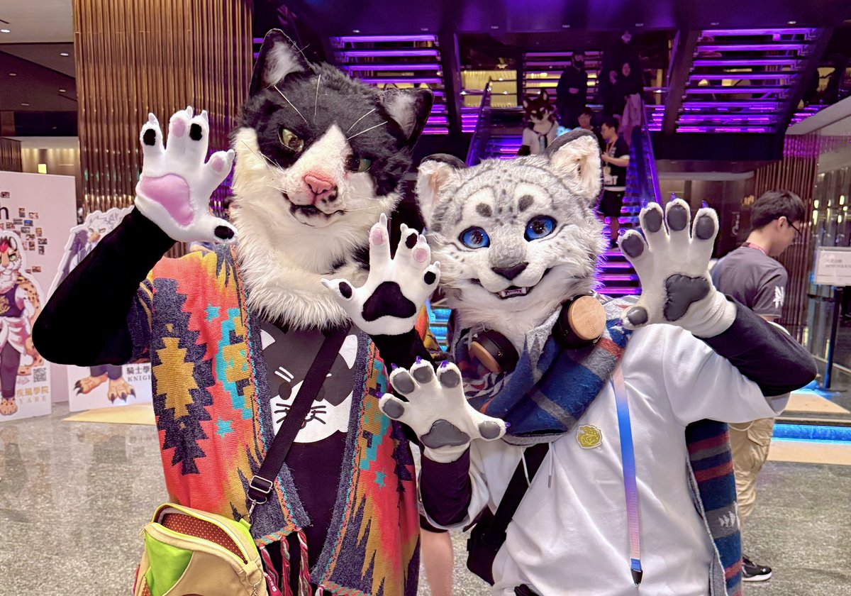 Eisbeil_kemo's tweet image. かっこかわいいスノーライスさんと猫科のツーショット🐈⬛🖤🤍❄️🐆
#FursuitFriday #FursuitsFriday #UTFG2025