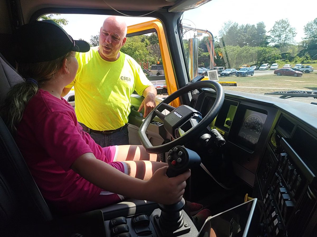 NYSDOTHV's tweet image. Thank you to Jen and Dan from our Chatham yard for visiting with Kinderhook Parks &amp;amp; Rec to show the kids what we do, how we do it and why. Safety is our top priority and it begins with our youth!
#SafetyFirst