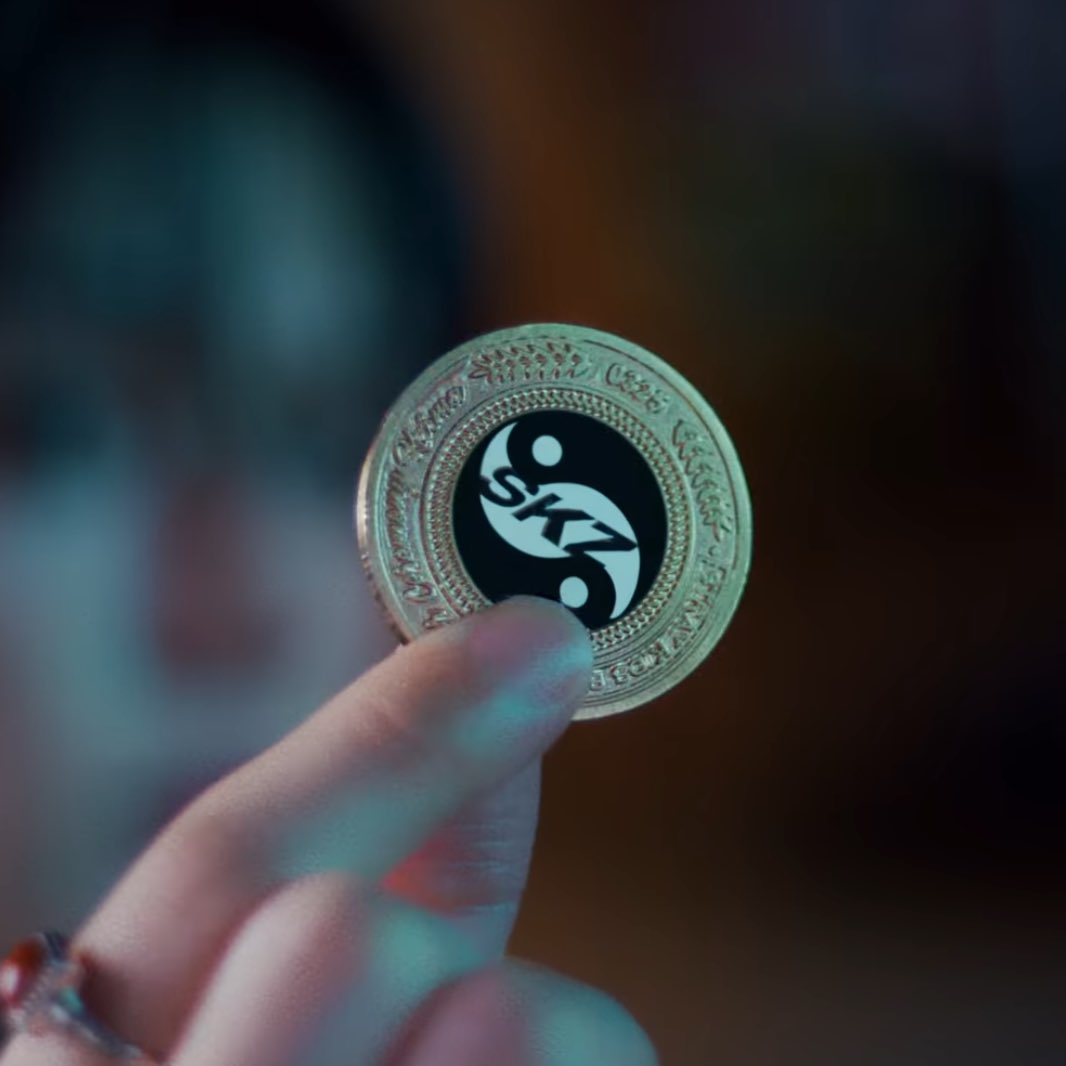hanjiIuv's tweet image. if I don’t get a coin keychain or yin/yang vinyl I will riot @jypnation DO YOU HEAR ME GIVE SKZ COOL ALBUMS