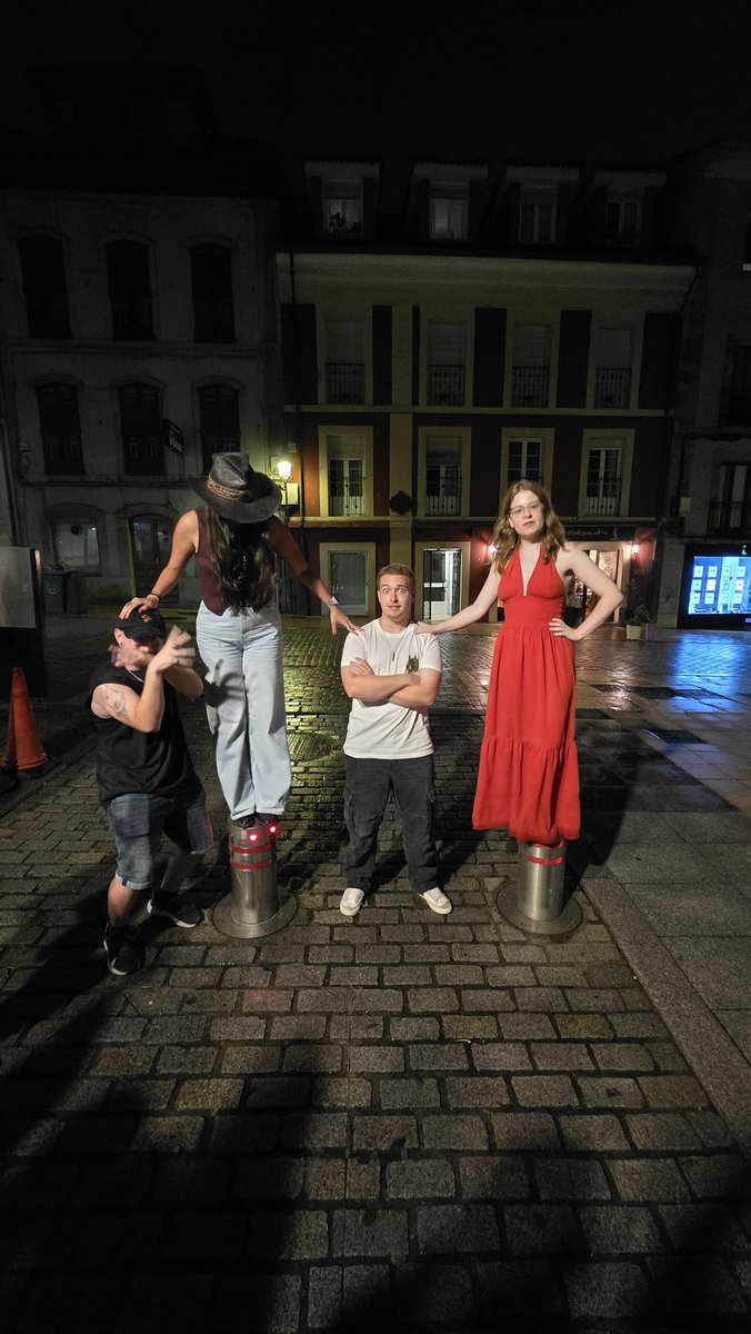 Llega la noche y VAYA noche, solo en la calle salieron estos tremendos fotones de <a href="/MazoCosmere/">Mazo Cosmere</a> o Mazo Acoso, igual nos conocéis porque nos ha saludado hasta vuestra madre en el Celsius, es normal.

Los camisetones de Los Diablos? Nos paraban cada 2x3.

Ah y mirad, soy Patrón!