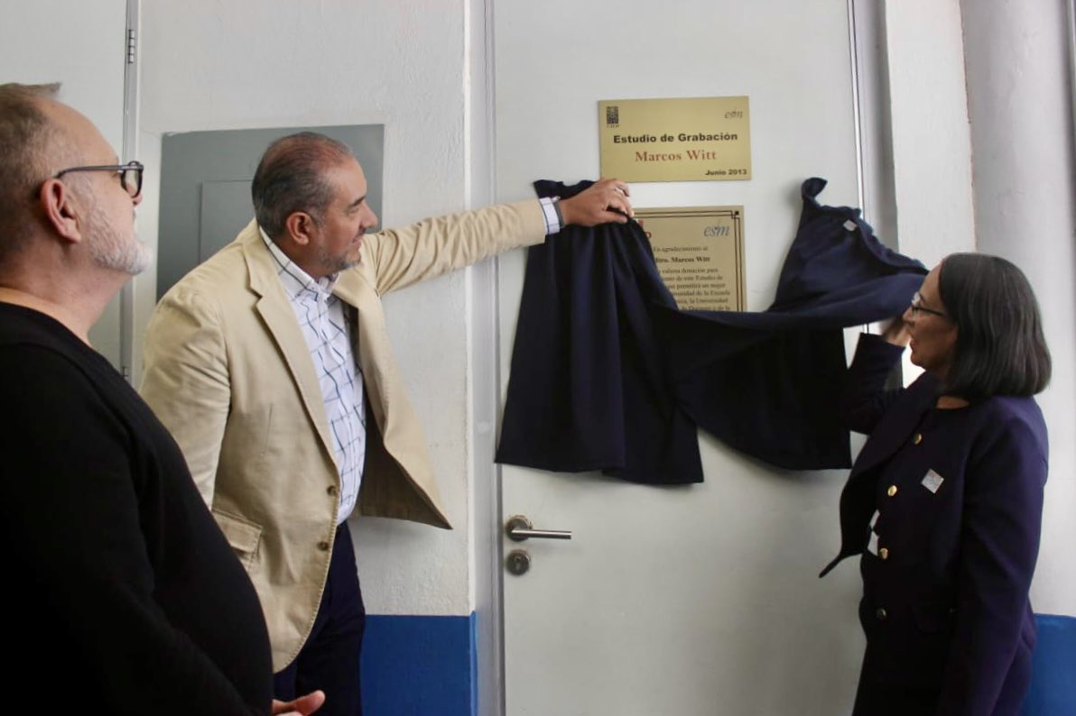 Universidad Juárez del Estado de Durango (@ujed_oficial) on Twitter photo #UJEDInforma El M.S.P. Ramón García Rivera, rector #UJED, y María Concepción Flores Colón, directora #ESMUJED, recibieron la visita del cantante internacional <a href="/MarcosWitt/">Marcos Witt</a>, destacado egresado quien donó 20 000 USD para el equipamiento de la cabina de grabación de esta unidad. #UJEDInforma El M.S.P. Ramón García Rivera, rector #UJED, y María Concepción Flores Colón, directora #ESMUJED, recibieron la visita del cantante internacional <a href="/MarcosWitt/">Marcos Witt</a>, destacado egresado quien donó 20 000 USD para el equipamiento de la cabina de grabación de esta unidad.