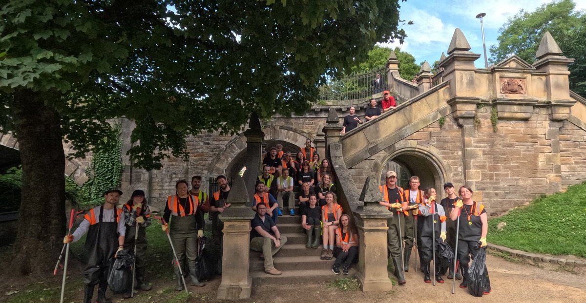 WOLCT's tweet image. 30 staff on duty today from the Edinburgh office of @dentsuUK down at Stockbridge. 

Whilst a team were wading in the river for rubbish &amp;amp; invasive species. The land crew helped to trim back the walkway, paint infrastructure and litter picking locally.

Top work team 👏 
#CSR