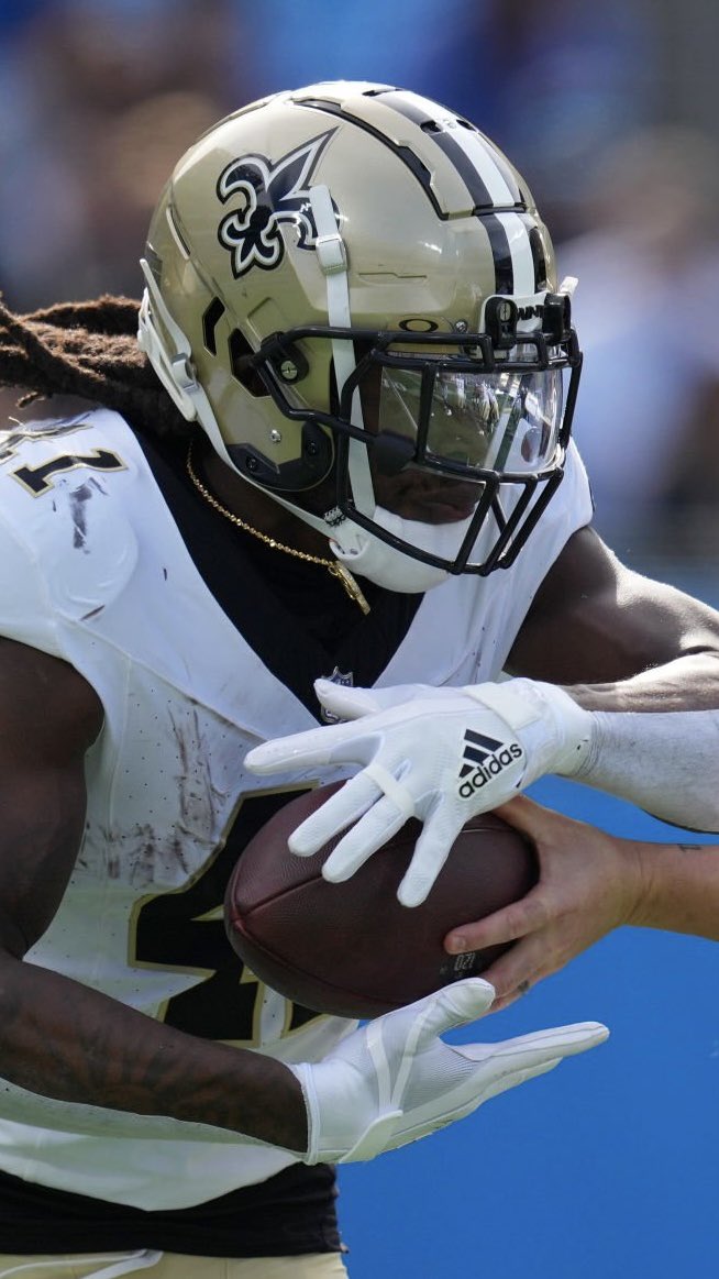 HelmetStalker's tweet image. Saints RB Alvin Kamara is using a Schutt F7 Pro with an F7-EGOP-III-NB-VC facemask and a SportStar Victory XD chinstrap; he used a Schutt F7 UR1 with a custom facemask in 2024.