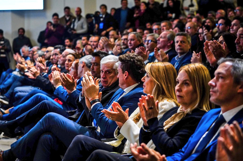 Gobierno de Córdoba (@gobdecordoba) on Twitter photo #Ahora | Comienza la reunión de la Junta de Gobernadores de la <a href="/RegionCentroOf/">Región Centro</a> en el Auditorio Brigadier Juan Bautista Bustos del #CentroCívico.
🫱🏻🫲🏼 El gobernador <a href="/MartinLlaryora/">Martín Llaryora</a> encabeza el encuentro junto a sus pares de Santa Fe, <a href="/maxipullaro/">Maximiliano Pullaro</a>, y de Entre Ríos, #Ahora | Comienza la reunión de la Junta de Gobernadores de la <a href="/RegionCentroOf/">Región Centro</a> en el Auditorio Brigadier Juan Bautista Bustos del #CentroCívico.
🫱🏻🫲🏼 El gobernador <a href="/MartinLlaryora/">Martín Llaryora</a> encabeza el encuentro junto a sus pares de Santa Fe, <a href="/maxipullaro/">Maximiliano Pullaro</a>, y de Entre Ríos,