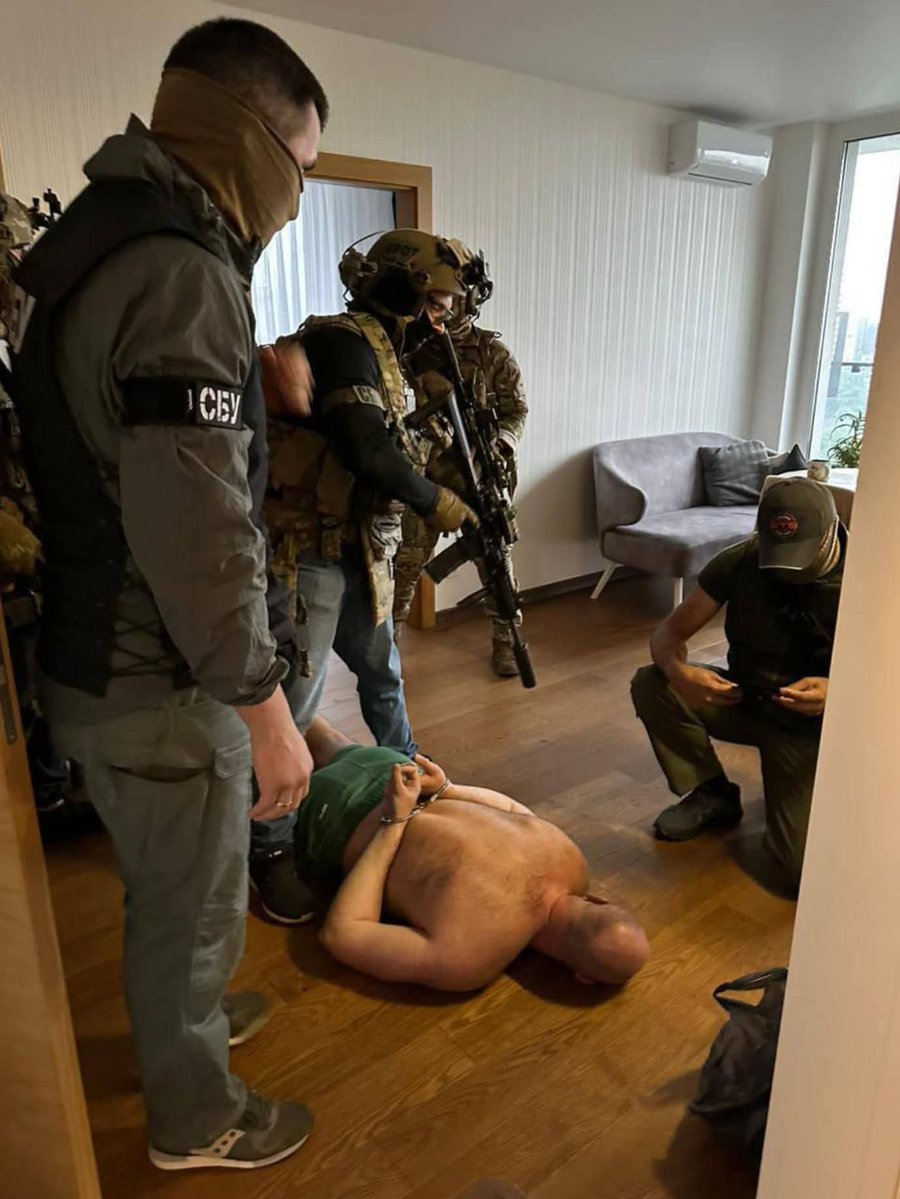 Sikkim76's tweet image. Zazvonil zvonec a pohádky o Voloďovi Zelenském, statečném a neúplatném lídrovi demokratického světa, je konec.
Masivně protestující Ukrajinci jej viní z toho, že je hlavou rozsáhlé korupční sítě ve vedení jejich státu.
A mají naprostou pravdu.
Dvě největší antikorupční…