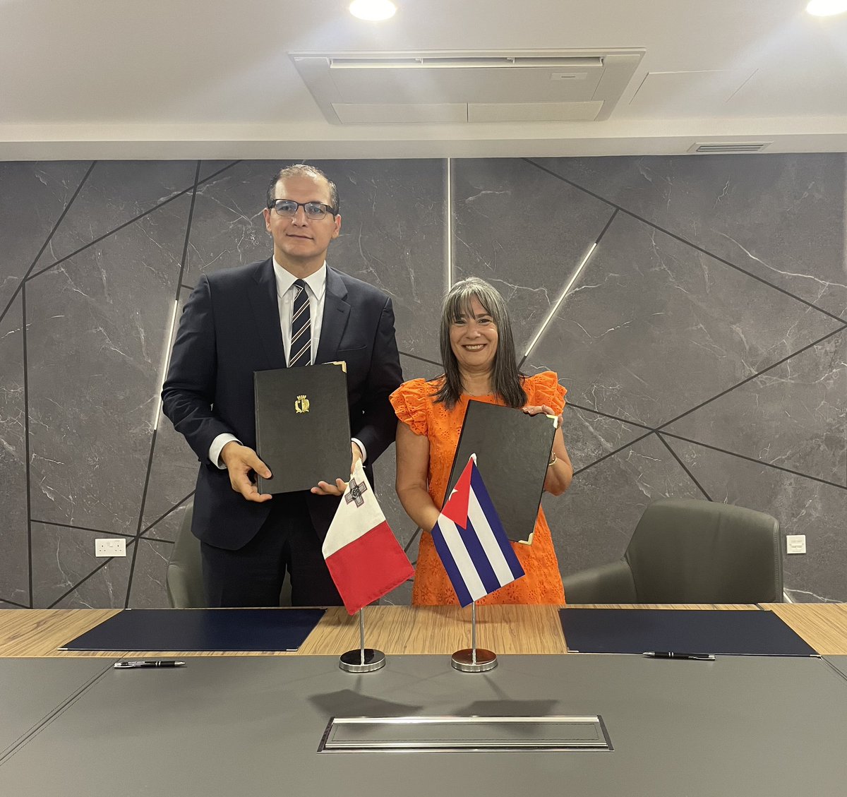 Memorandum of Understanding on Tourism signed between #Cuba 🇨🇺 and #Malta 🇲🇹. 
🔗 misiones.cubaminrex.cu/es/articulo/me…
#CubaÚnica