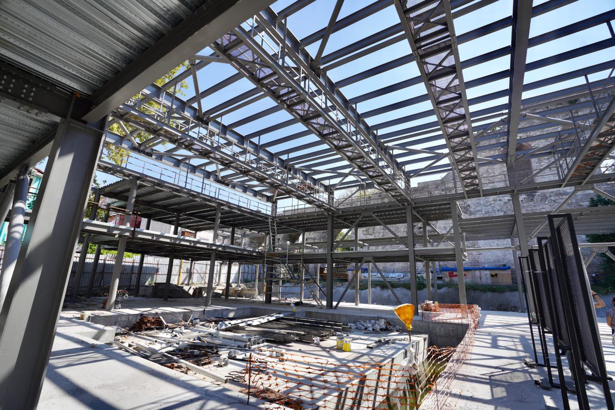 Tarihi Yarımada’nın en büyük kültürel miraslarından Reşat Nuri Gültekin Sahnesi’nin yenileme inşaatını yerinde inceledik.

Ekrem Başkanımızın yenileme çalışmaları için temelini attığı sahnemizin restorasyon çalışmalarına hız kesmeden devam ediyoruz. 

İBB Miras ekiplerimizin