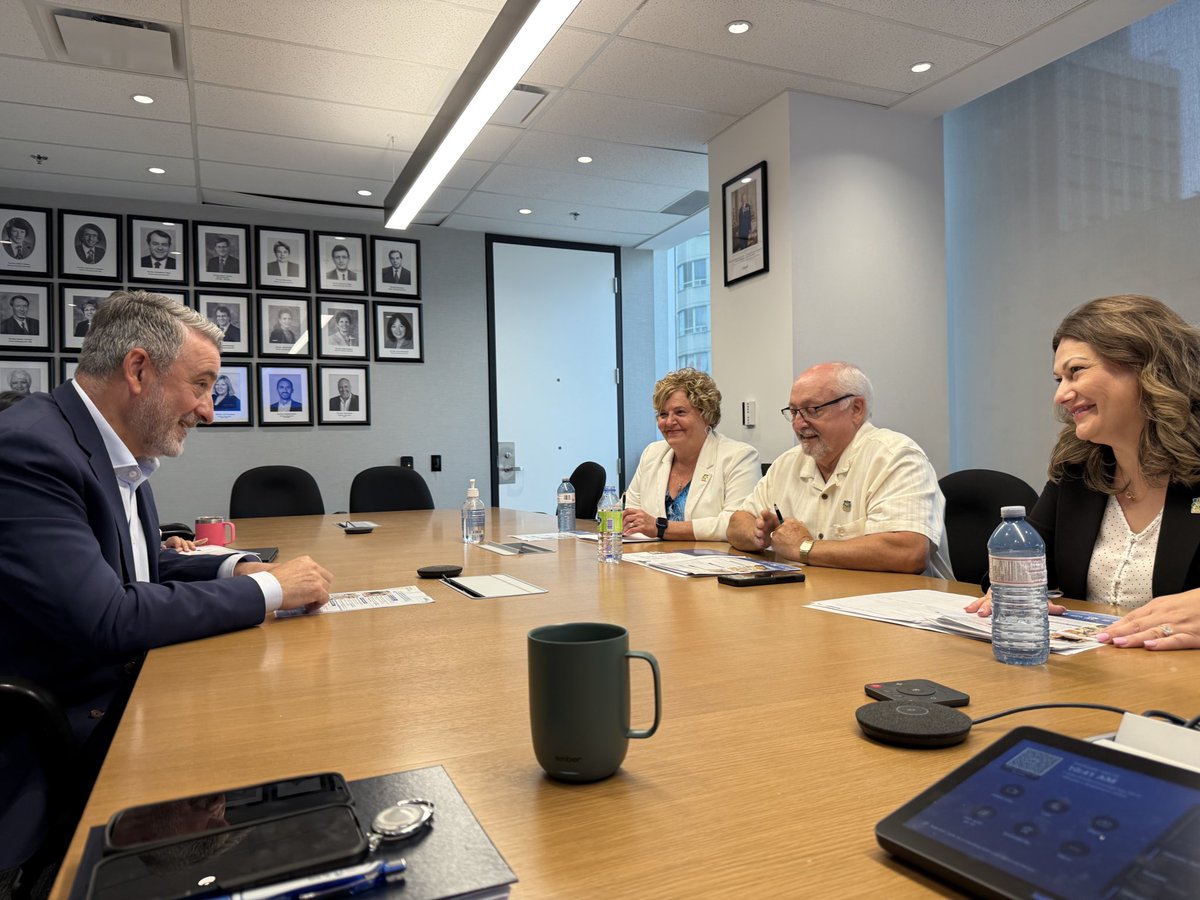 PaulCalandra's tweet image. It was a pleasure meeting with @AFOCSC this morning to discuss key school priorities, supporting French language education, and ensuring teachers have what they need to continue their great work.