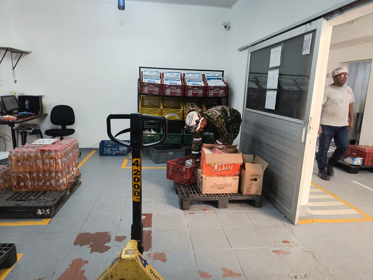 Ingenieros_EJC's tweet image. En el Banco de Alimentos de Barranquilla, #Atlántico, soldados de la Brigada de Ingenieros de Atención y Prevención de Desastres apoyan con labores de clasificación, separación, empaque, cargue y descargue de más de una tonelada de alimentos, los cuales serán entregados a las…