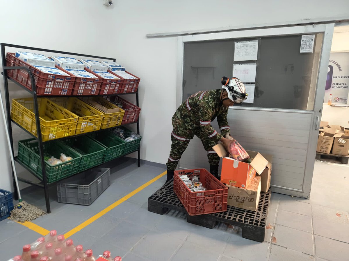 Ingenieros_EJC's tweet image. En el Banco de Alimentos de Barranquilla, #Atlántico, soldados de la Brigada de Ingenieros de Atención y Prevención de Desastres apoyan con labores de clasificación, separación, empaque, cargue y descargue de más de una tonelada de alimentos, los cuales serán entregados a las…