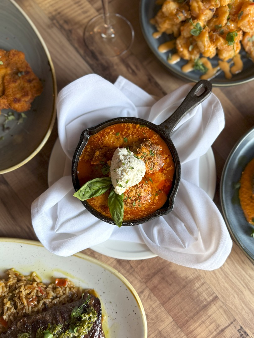 What are some of your favorite apps? We'll go first...

*Crispy Octopus 
*Bang Bang Shrimp 
*Pomodoro Meatballs

b2bistro.com/red-bank-menus…