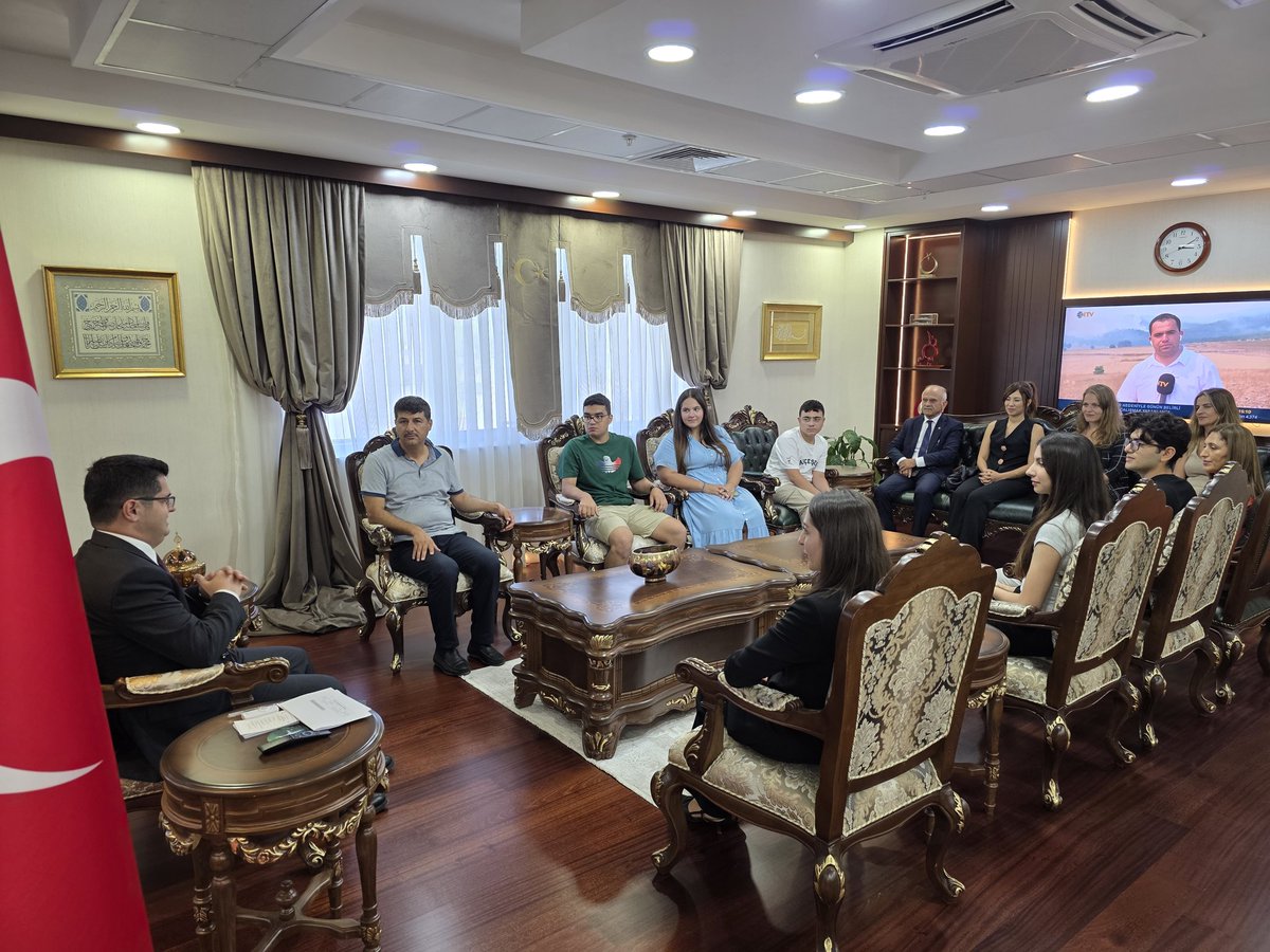 Kaymakamımız Fatih Eroğlu,

LGS (Liselere Geçiş Sınavı) ve YKS (Yükseköğrenim Kurumları Sınavında) derece elde eden öğrencileri kabul etti.

Öğrencileri, öğretmenleri, idarecileri ve ailelerini tebrik eden Kaymakamımız Eroğlu,

Eğitim hayatlarının bundan sonraki sürecinde