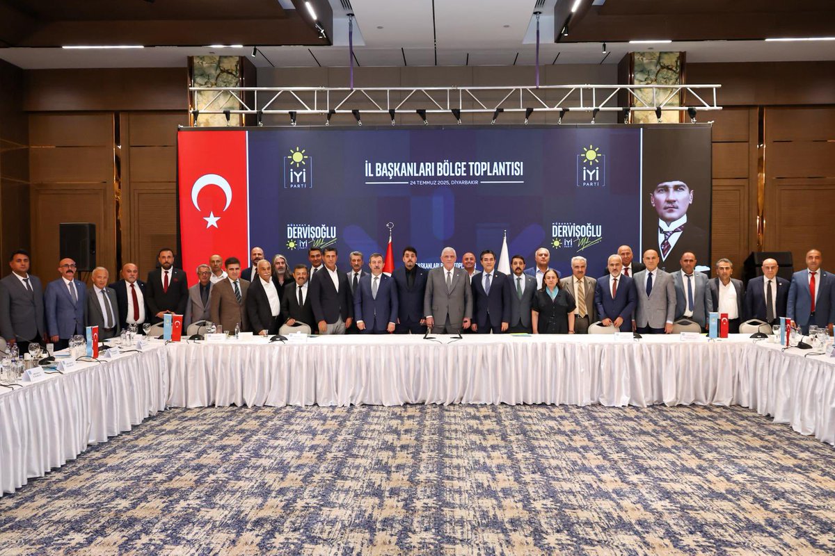 MDervisogluTR's tweet image. Bugün Diyarbakır'da, Doğu Anadolu ve Güneydoğu Anadolu Bölgesi İl Başkanlarımızla istişare toplantımızı gerçekleştirdik.
Bir yanı Anadolu’nun, diğer yanı Mezopotamya’nın bereketli hilaline bakan bu kadim şehrimizde;
İktidarda kalmaya çalışan saray örgütüyle ayakta kalmaya…