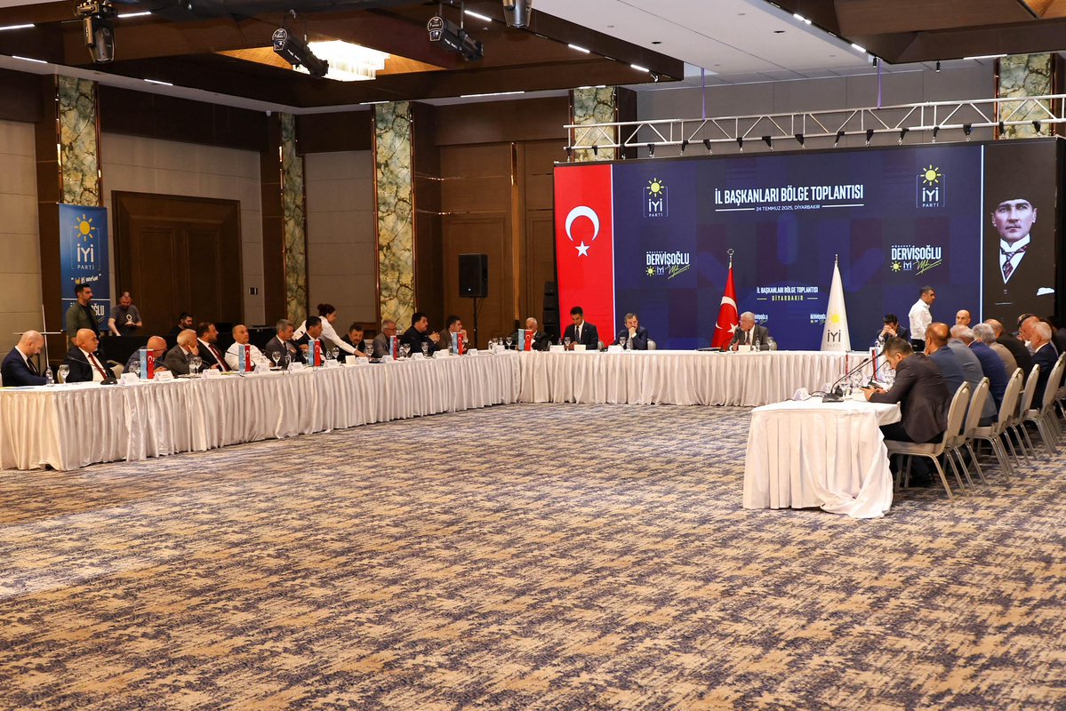 MDervisogluTR's tweet image. Bugün Diyarbakır'da, Doğu Anadolu ve Güneydoğu Anadolu Bölgesi İl Başkanlarımızla istişare toplantımızı gerçekleştirdik.
Bir yanı Anadolu’nun, diğer yanı Mezopotamya’nın bereketli hilaline bakan bu kadim şehrimizde;
İktidarda kalmaya çalışan saray örgütüyle ayakta kalmaya…