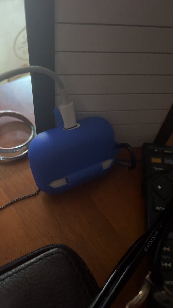 DannyStyxBang's tweet image. AirPods so broke this is the only way they charge and stop connecting to my phone 💔🥀