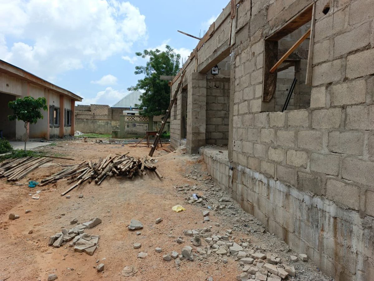 MaryamTijjni's tweet image. The Kano State Government, under the leadership of Gov. Abba Kabir Yusuf, is actively revitalizing PHCs across the state. Ahmad Ado Bayero PHC in Kumbotso LGA is receiving a major upgrade, including staff quarters, a security house, fenced surroundings, and other key facilities.