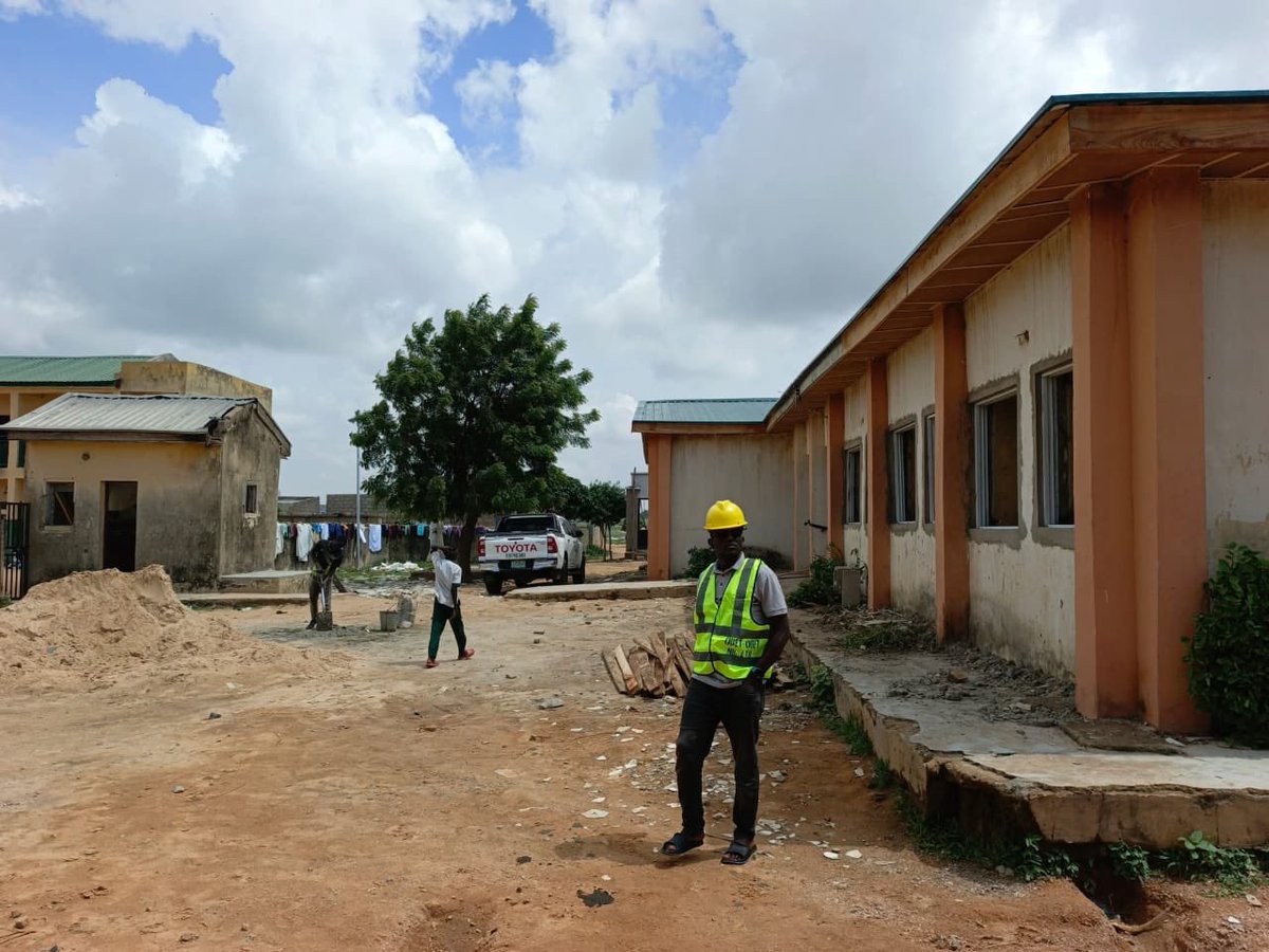 MaryamTijjni's tweet image. The Kano State Government, under the leadership of Gov. Abba Kabir Yusuf, is actively revitalizing PHCs across the state. Ahmad Ado Bayero PHC in Kumbotso LGA is receiving a major upgrade, including staff quarters, a security house, fenced surroundings, and other key facilities.