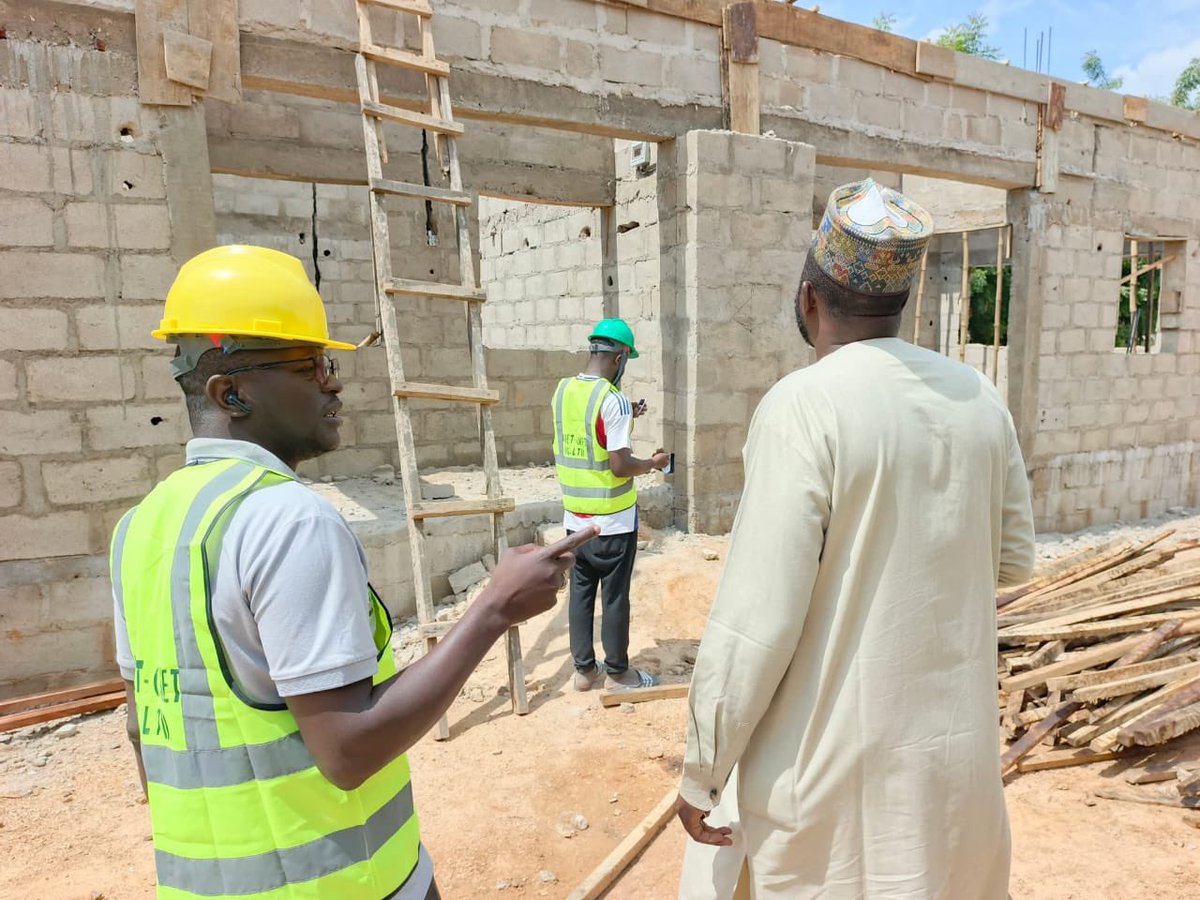 MaryamTijjni's tweet image. The Kano State Government, under the leadership of Gov. Abba Kabir Yusuf, is actively revitalizing PHCs across the state. Ahmad Ado Bayero PHC in Kumbotso LGA is receiving a major upgrade, including staff quarters, a security house, fenced surroundings, and other key facilities.