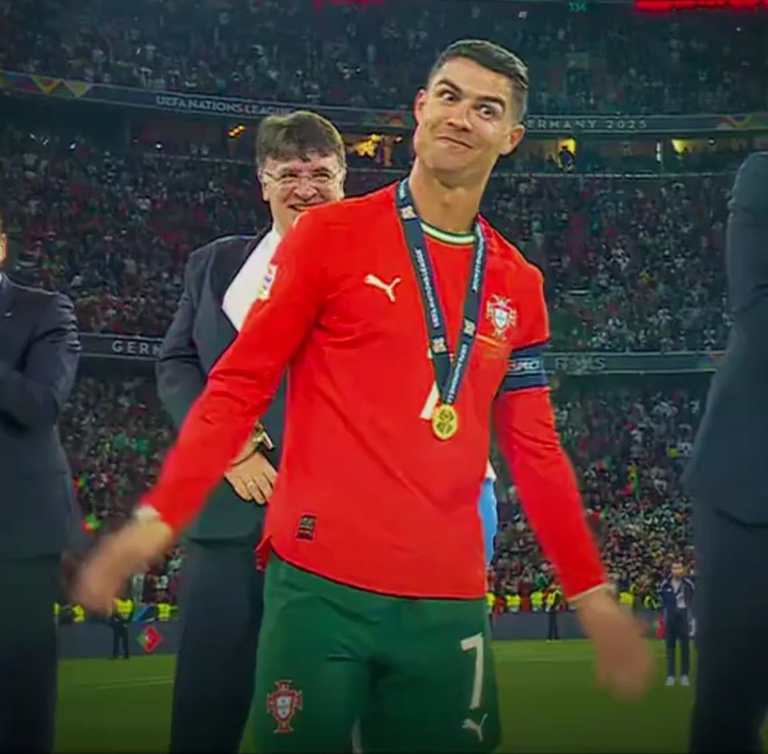 🚨ÚLTIMAS NOTÍCIAS:

O Google confirma que a maioria das pessoas no mundo prefere Cristiano Ronaldo a Lionel Messi.

Sinceramente não me surpreendeu 👀